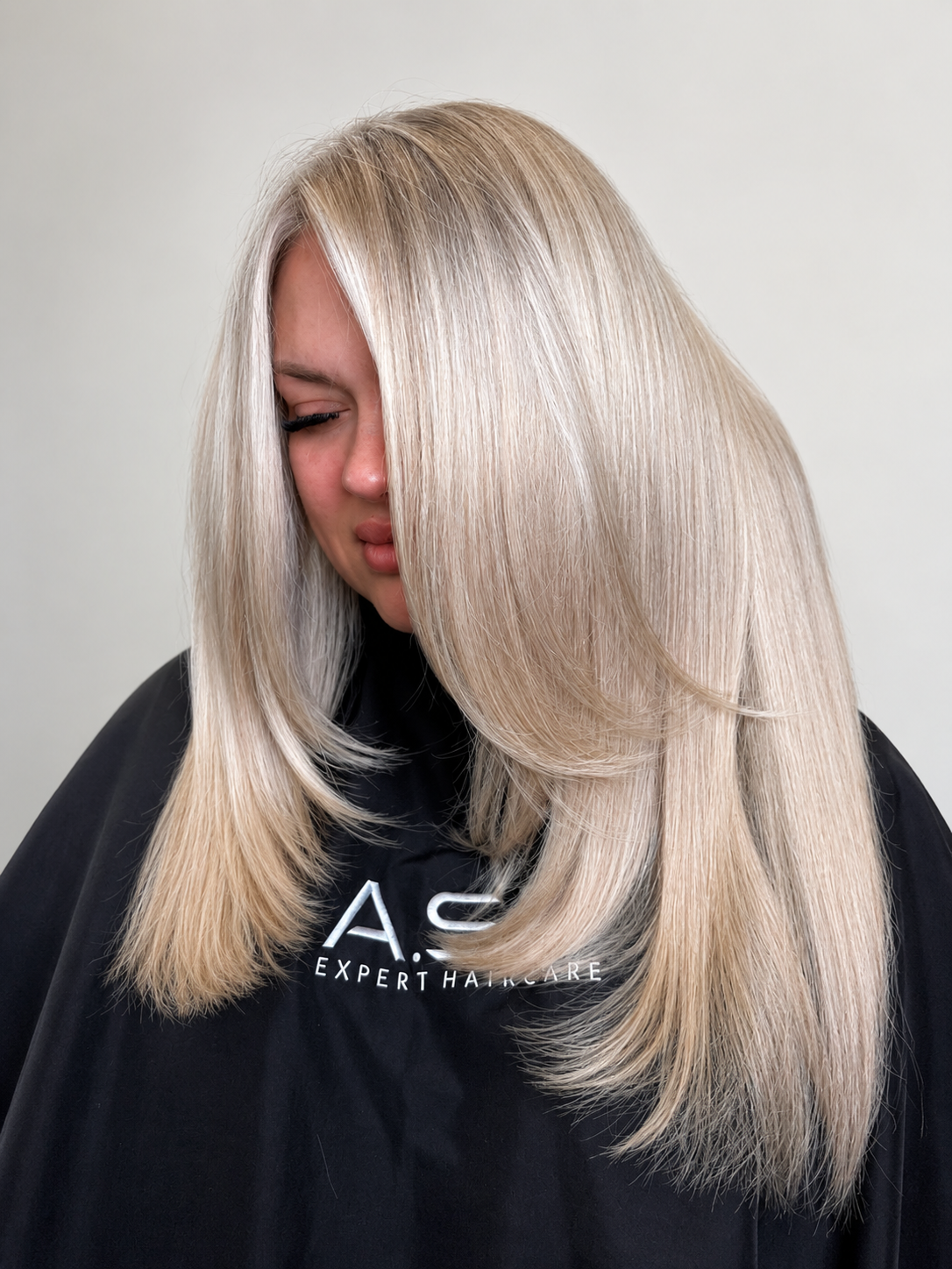 Langes blondes Haar mit voluminösem Styling