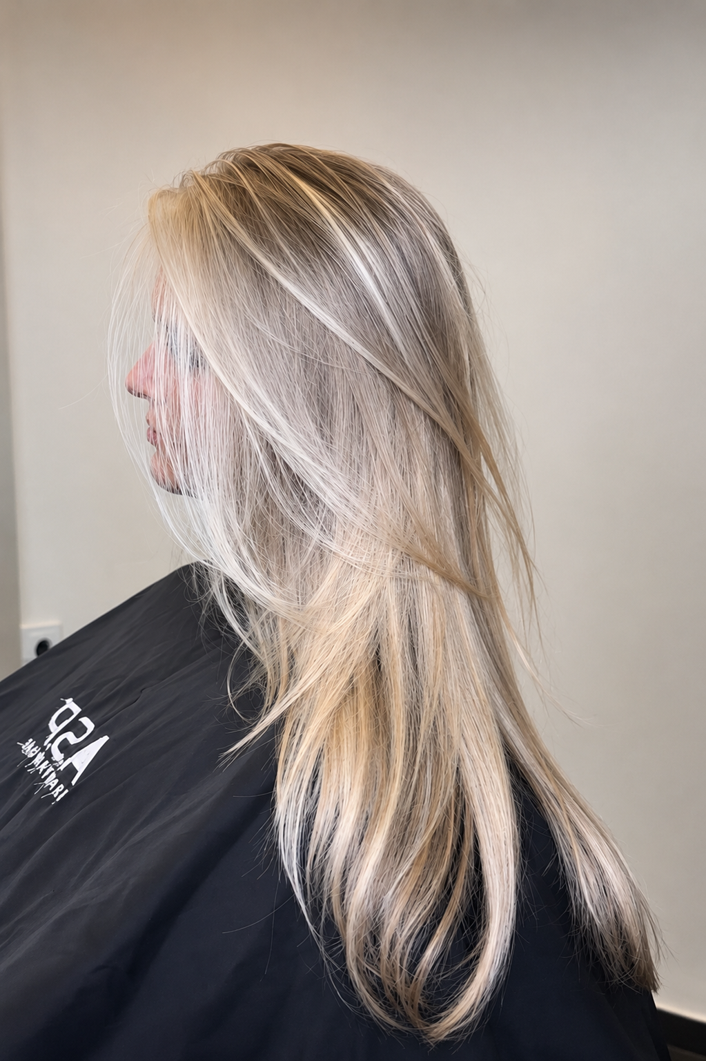 Blonder Look mit sanften Strähnen